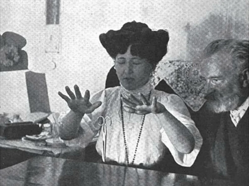 Badacz Julian Ochorowicz ogląda pokaz Stanisławy Tomczyk (zwróćcie uwagę na lewitujące nożyczki) Badacz Julian Ochorowicz ogląda pokaz Stanisławy Tomczyk (zwróćcie uwagę na lewitujące nożyczki)