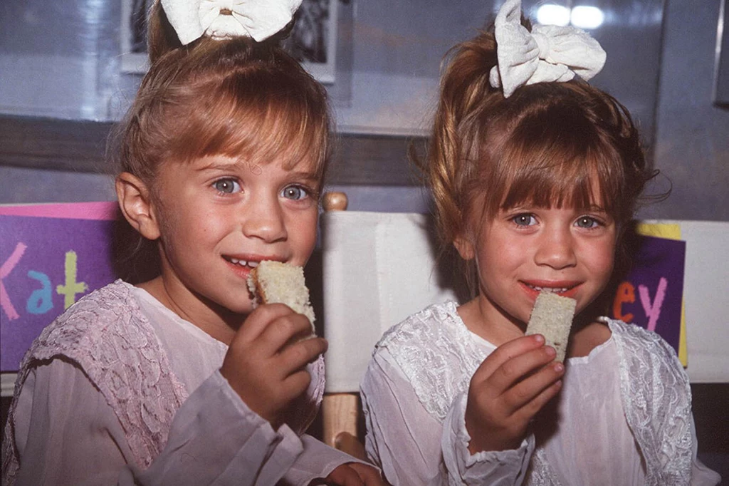 Mary-Kate i Ashley Olsen znane są z wielu filmów, m.in. „Czy to ty, czy to ja?” i „Nowy Jork, nowa miłość”. Już w wieku 9 lat założyły firmę, która produkuje filmy i gadżety