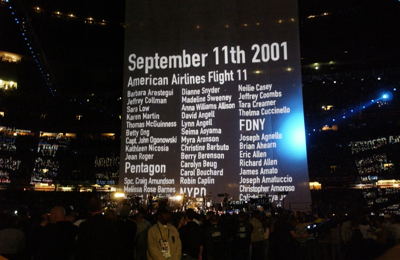 U2 na 37. Super Bowl (3 lutego 2002 r.). Finał Super Bowl w danym roku był niezwykle ważny dla wielu Amerykanów. Impreza odbyła się kilka miesięcy po zamachach na World Trade Center. O tragedii w trakcie koncertu przypomnieli także muzycy U2, oddając hołd wszystkim, którzy zginęli w tym dniu. Ich nazwiska wyświetlane były za zespołem. Bono pod koniec show zaprezentował również amerykańską flagę, naszytą z wewnętrznej strony kurtki