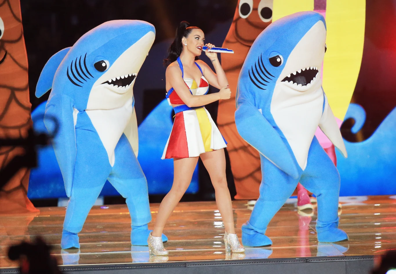 Katy Perry na 49. Super Bowl (1 lutego 2015 r.). Występ obfitujący w atrakcje wygrała maskotka Perry, a dokładniej lewy rekin. Mistrz drugiego planu stał się bohaterem internetu, a Katy Perry próbowała zastrzec nawet jego wizerunek i opatentować kostium, co ostatecznie się nie udało 
