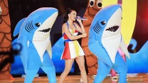 Katy Perry na 49. Super Bowl (1 lutego 2015 r.). Występ obfitujący w atrakcje wygrała maskotka Perry, a dokładniej lewy rekin. Mistrz drugiego planu stał się bohaterem internetu, a Katy Perry próbowała zastrzec nawet jego wizerunek i opatentować kostium, co ostatecznie się nie udało 