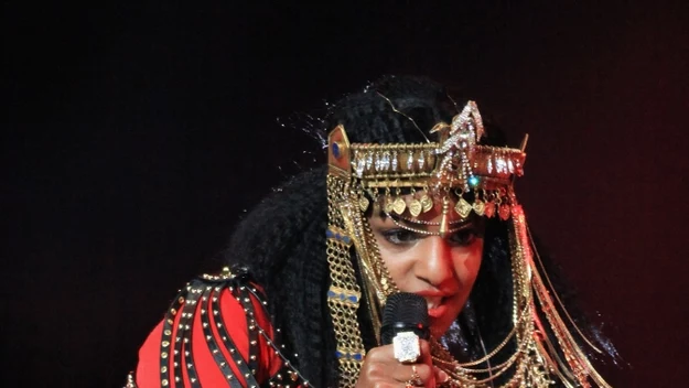 Madonna i M.I.A. na 46. Super Bowl (5 lutego 2012 r.). O ile Madonnie udało uniknąć się skandali w trakcie występu, to jej koleżanka M.I.A. nie miała tyle szczęścia. Poszło o pokazany do kamer środkowy palec. Oburzenia po koncercie nie kryła sama gwiazda wieczoru, której nie spodobało się, że ktoś próbował ukraść show. Natomiast NFL pozwało artystkę za obraźliwy gest na 1,5 miliona dolarów 