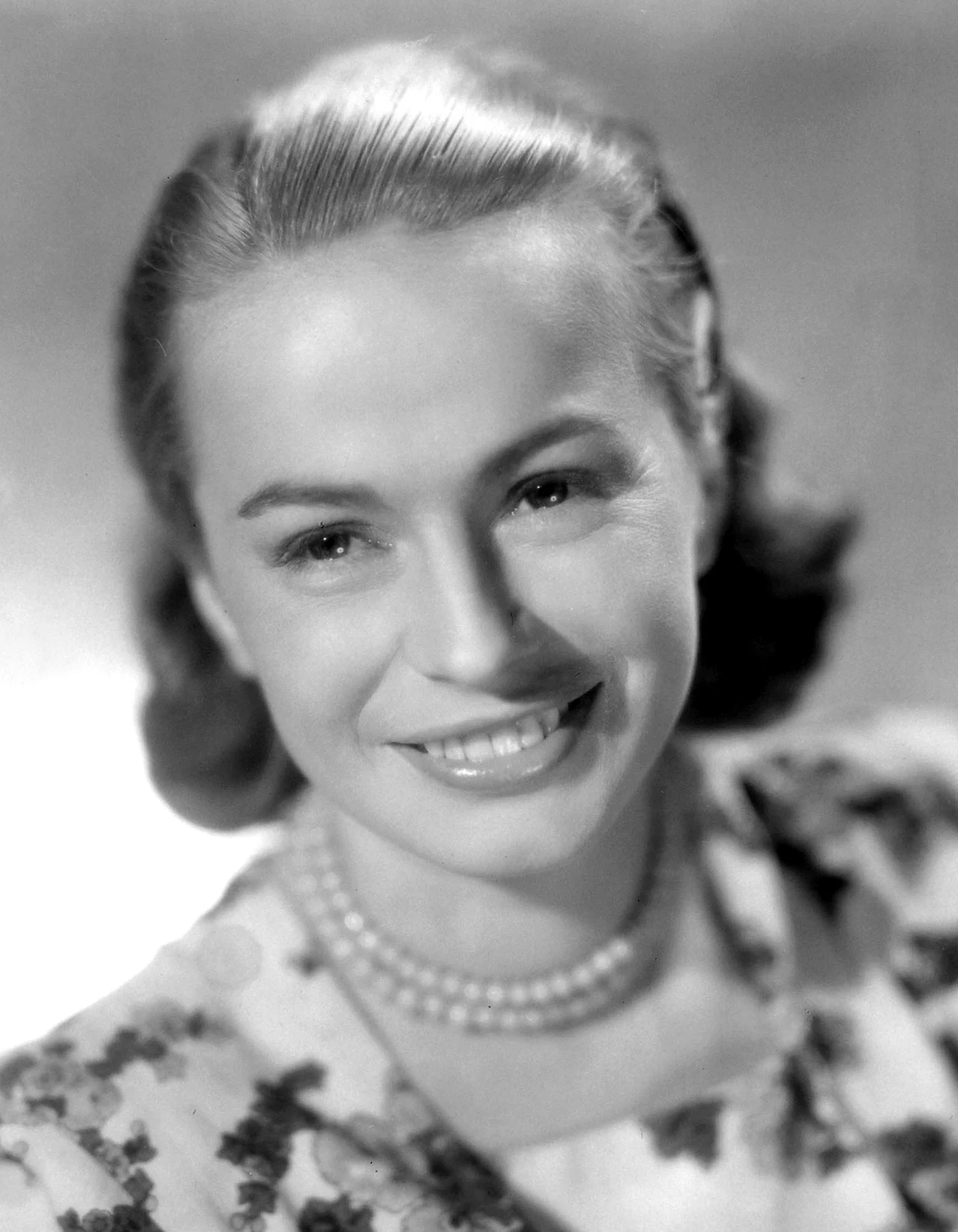 Danuta Szaflarska urodziła się 6 lutego 1915 roku (w jej dokumentach jako oficjalna podawana jest jednak data 20 lutego) we wsi Kosarzyska koło Piwnicznej. Wybierając studia, najpierw myślała o medycynie, potem o handlu. Dopiero później, za namową kolegów, zdecydowała się na aktorstwo. Zdała do Państwowego Instytutu Sztuki Teatralnej. Po studiach rozpoczęła karierę artystyczną w Teatrze na Pohulance w Wilnie (1939-1941). W ciągu dwóch lat zagrała tam ok. dwudziestu ról, od klasyki po obyczajowe komedie. W latach 1942-43 występowała w Teatrze Podziemnym, a w latach 1943-45 w Teatrze Frontowym Armii Krajowej. W powstaniu warszawskim była łączniczką.