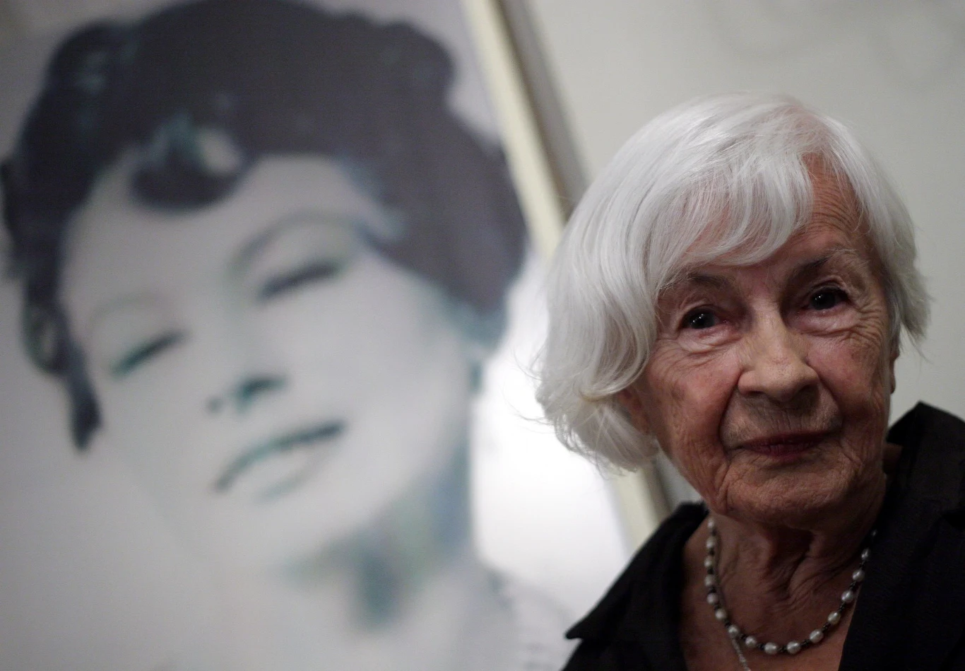 "Dwadzieścia pięć lat temu, proszę państwa, byłam jeszcze bardzo młodą dziewczyną, miałam zaledwie siedemdziesiąt dwa lata" - stwierdziła Danuta Szaflarska w 2012 roku, kiedy miała 97 lat [wypowiedzi pochodzą z książki Łukasza Maciejewskiego "Aktorki. Spotkania" - red.]. Niesamowita pogoda ducha, wielka ciekawość świata, odwaga i skromność - to cechy Danuty Szaflarskiej - wymienia zaprzyjaźniona z nią od lat reżyserka Dorota Kędzierzawska.