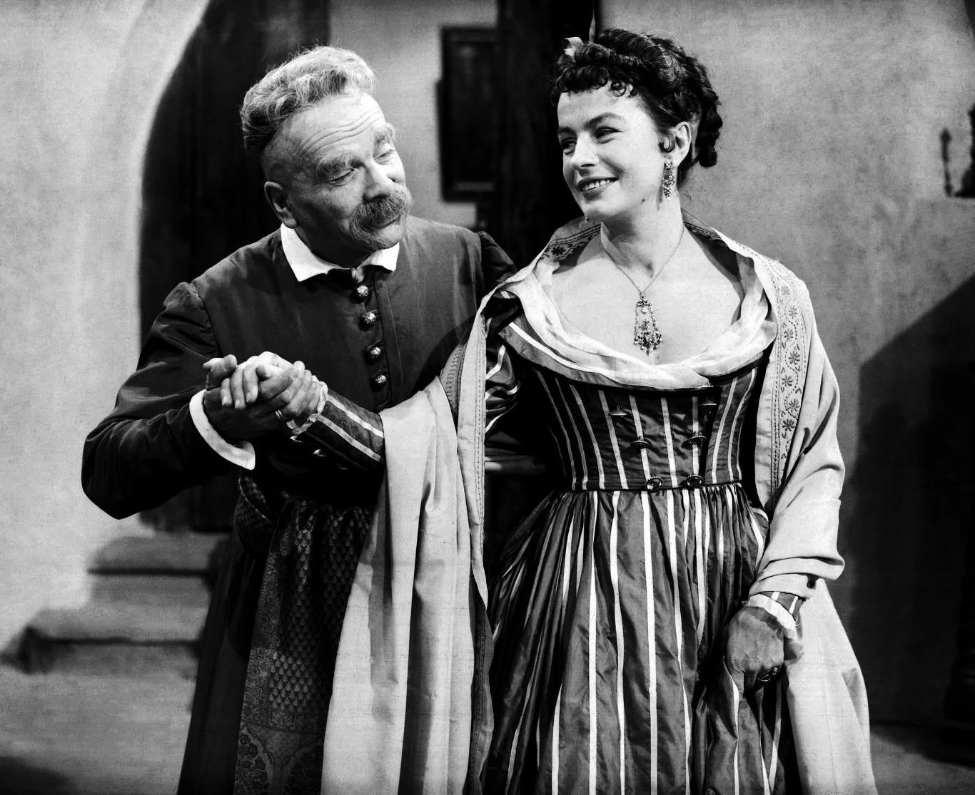 Po wojnie, przez rok, grała w Starym Teatrze w Krakowie (1945-1946), następnie w Łodzi - w Teatrze Kameralnym. W 1949 r. przeniosła się do Warszawy. Do 1957 r. występowała w Teatrze Współczesnym, potem w Narodowym (1954-1966). Od 1966, do emerytury w roku 1985, pracowała w Teatrze Dramatycznym. Potem, gościnnie, występowała na niemal wszystkich warszawskich scenach, w dorobku ma około setki teatralnych ról, m.in. w spektaklach w reżyserii Erwina Axera, Macieja Englerta, Agnieszki Glińskiej.