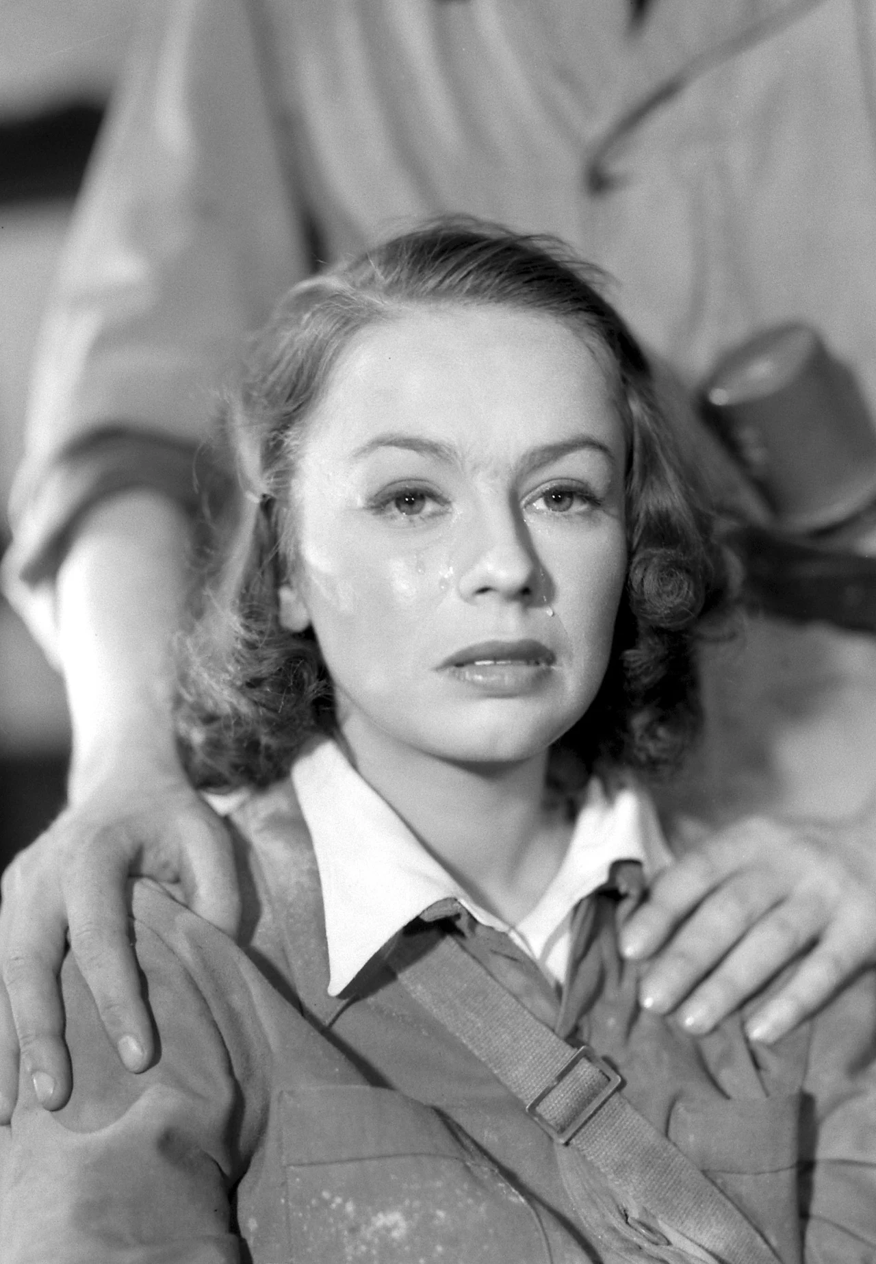 Jako aktorka filmowa wielką popularność zdobyła zaraz po wojnie za sprawą ról w "Zakazanych piosenkach" (1946) i "Skarbie" (1948), komediach Leonarda Buczkowskiego. W "Zakazanych piosenkach" partnerował jej Jerzy Duszyński. Film jest zbliżoną w nastroju do podwórzowej ballady fabularyzowaną antologią patriotycznych i satyrycznych piosenek okupacyjnych, dla których tło stanowią typowe sytuacje z życia wojennej Warszawy. Akcja obejmuje okres od września 1939 r. po wyzwolenie stolicy w 1945 r.  Wspominający ten czas bohaterowie, muzyk Roman Tokarski, jego siostra Halina oraz ich koledzy, byli członkami organizacji podziemnej, przewozili broń, brali udział w akcjach bojowych, walczyli w powstaniu.