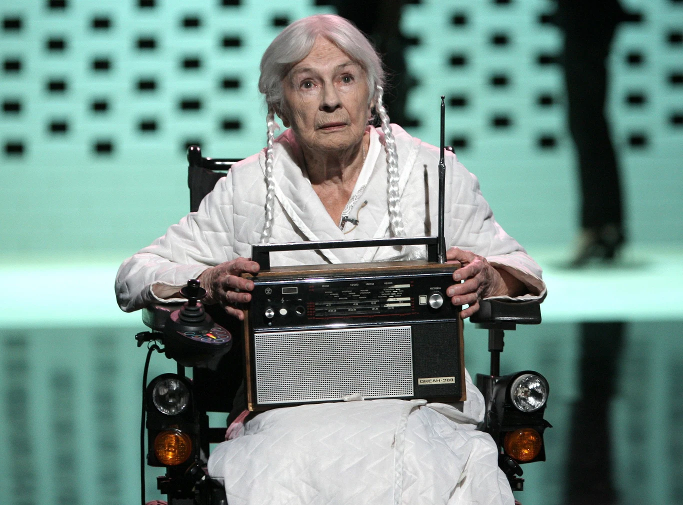 Od maja 2010 roku aktorka należy do zespołu TR Warszawa. Wystąpiła tam w wystawionej przez reżysera Grzegorza Jarzynę sztuce Doroty Masłowskiej "Między nami dobrze jest" (2009) w roli Osowiałej Staruszki Na Wózku Inwalidzkim, za którą otrzymała m.in. ufundowaną przez ZASP Nagrodę im. Jacka Woszczerowicza. Jarzyna podjął się ponadto przeniesienia sztuki Masłowskiej na ekran - film "Między nami dobrze jest" powstał w 2014 roku.