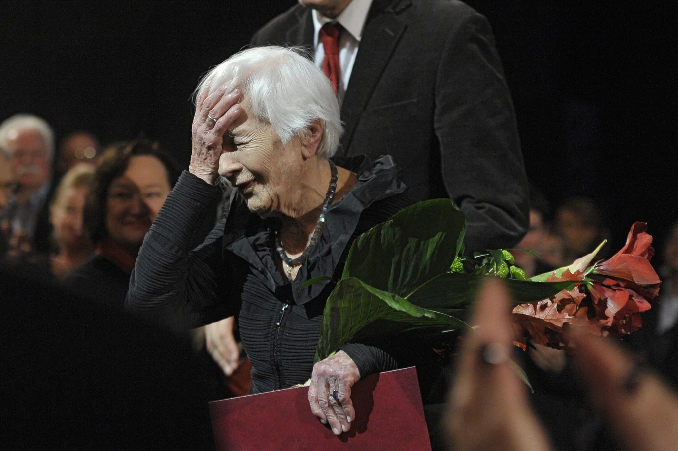 "Nie wiem, co się dzieje. Bo im jestem starsza, tym więcej mam adoratorów. Siwa jestem jak gołąbek. Wieku nie ukryję. Może to chodzi o moje wnętrze, część młodości, która się nie przedawniła" - wyznała w jednym z wywiadów Danuta Szaflarska.