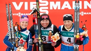 Justyna Kowalczyk na najwyższym stopniu podium. Z lewej Elisabeth Stephen, z prawej Masako Ishida.