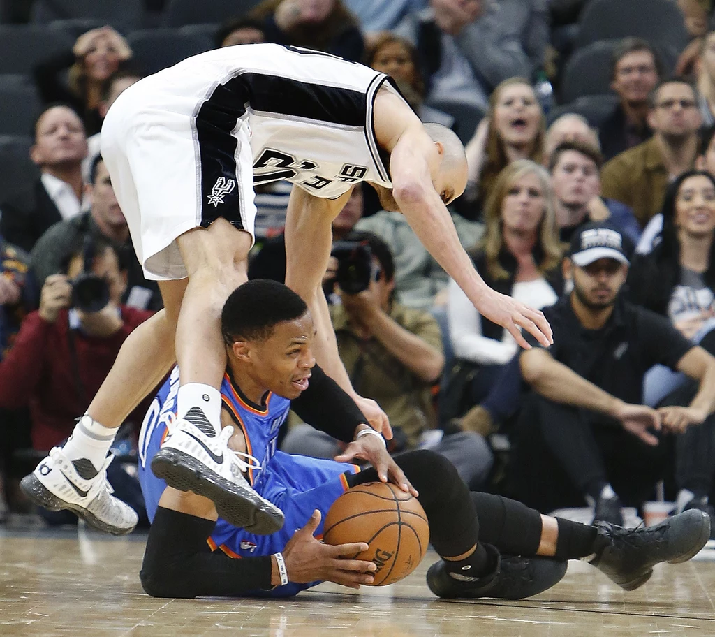 Przy piłce Russell Westbrook #0 z Oklahoma City Thunder. 