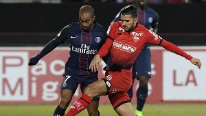 Lucas Moura (z lewej) podczas meczu z Dijon FCO