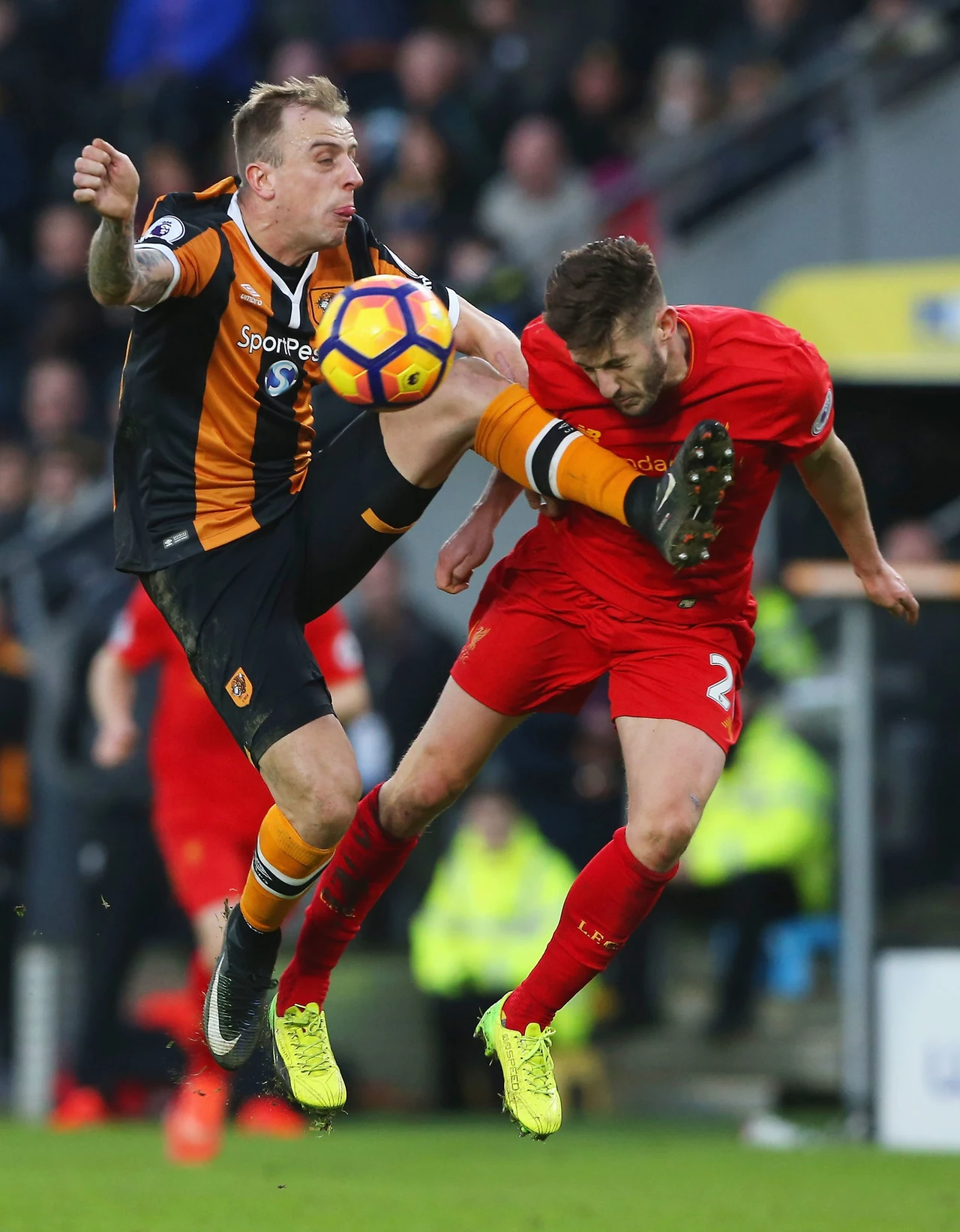 Kamil Grosicki w walce z Adamem Lallaną z Liverpoolu Kamil Grosicki w walce z Adamem Lallaną z Liverpoolu