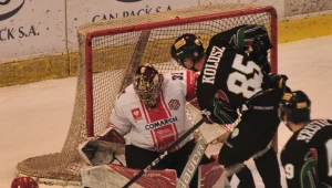 Marcin Kolusz atakuje bramkę Rafała Radziszewskiego z Cracovii