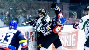 Zawodnik GKS Tychy Adam Bagiński (C-L) i Oskar Jaśkiewicz z TatrySki Podhala Nowy Targ