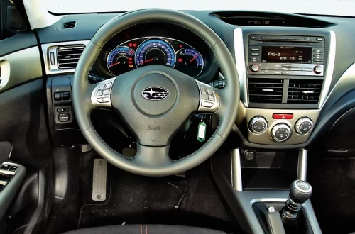 Rozczarowanie: najczęstsza reakcja na tablicę przyrządów Forestera. W USA Subaru jest tanią marką, w Europie ociera się o premium – stąd ten rozdźwięk.
