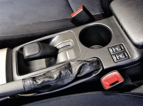 Tę dźwignię znajdziemy tylko w wolnossącej wersji 2.0 z ręczną skrzynią. To prawdziwy, terenowy reduktor.