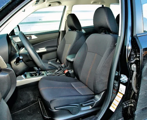 Podłokietnik jest wprawdzie za krótki, ale fotele – całkiem wygodne. Jak na SUV-a, siedzi się nisko.