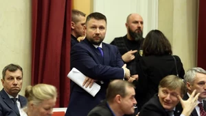 Poseł PO Marcin Kierwiński (C) podczas nadzwyczajnego posiedzenia Rady m.st. Warszawy