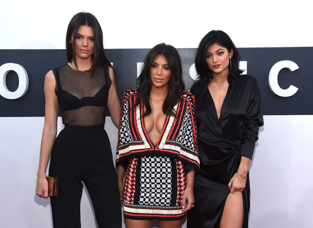 Kim Kardashian (w środku) i Kylie Jenner (po prawej) wystąpią razem w teledysku?