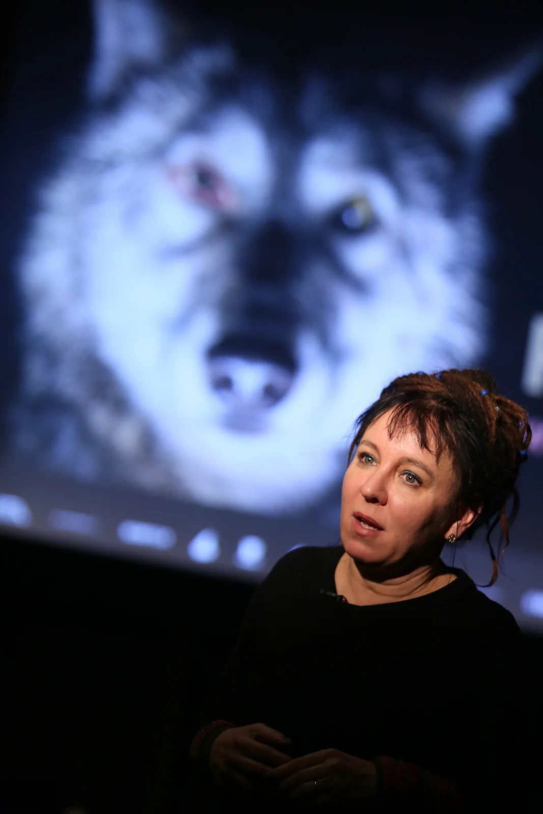 Pisarka, współscenarzystka Olga Tokarczuk w trakcie spotkania po pokazie prasowym filmu "Pokot" Agnieszki Holland