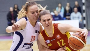 Koszykarka Basketu 90 Gdynia Dominika Miłoszewska (z lewej) i Agnieszka Kaczmarczyk z 1KS Ślęzy Wrocław