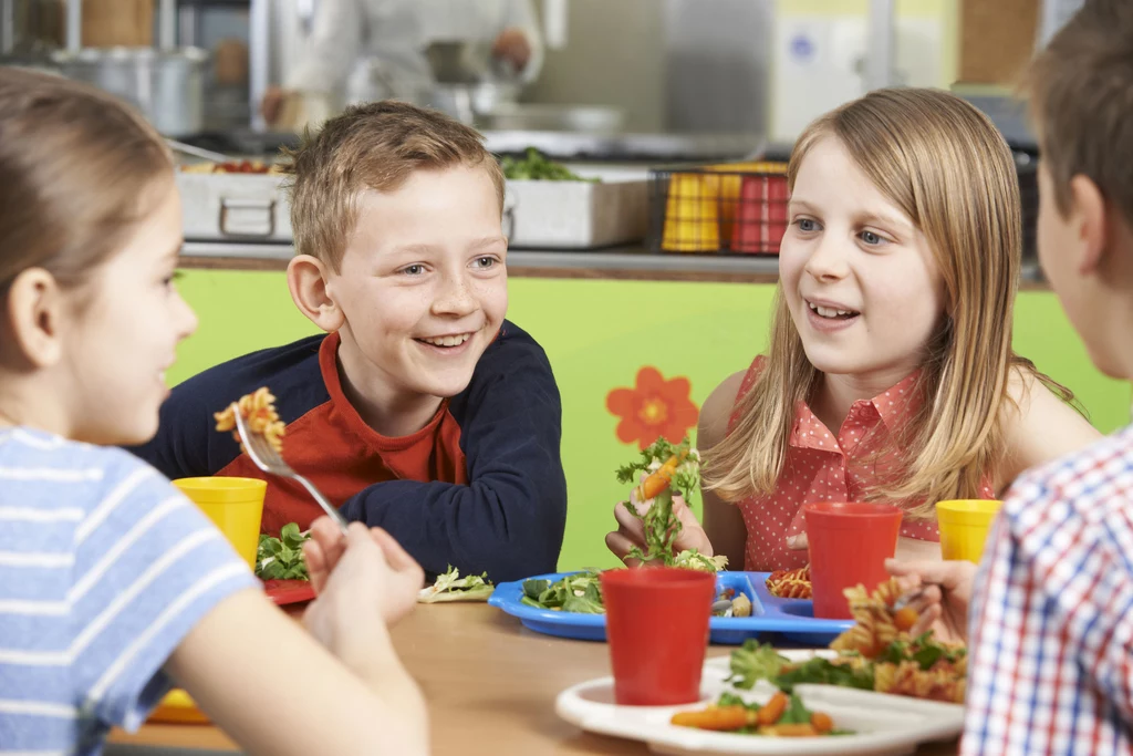 Szkolna stołówka powinna być miejscem, w którym dzieci w przyjaznej atmosferze zjedzą posiłek