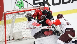 Casey Wellman (w środku) pokonuje bramkarza Sparty Tomas Popperle