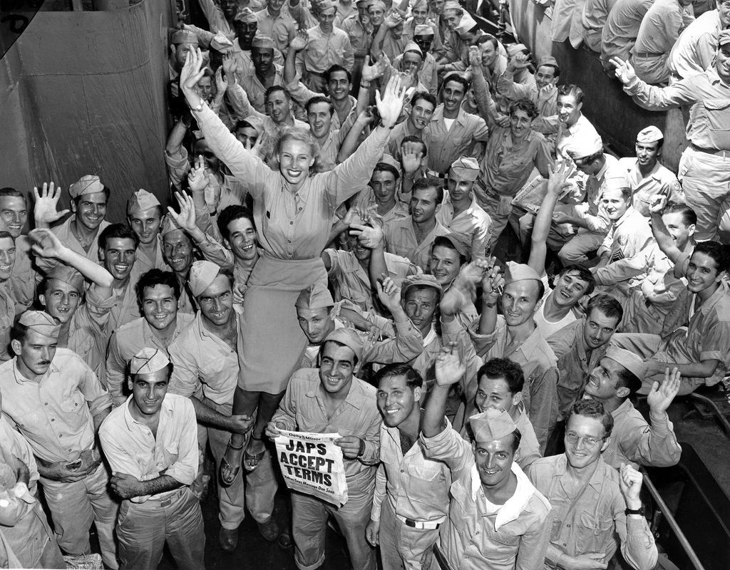 Candy Jones w 1945 r. podczas wizyty u stacjonujących na Pacyfiku amerykańskich żołnierzy