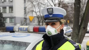 Policjantka w masce antysmogowej