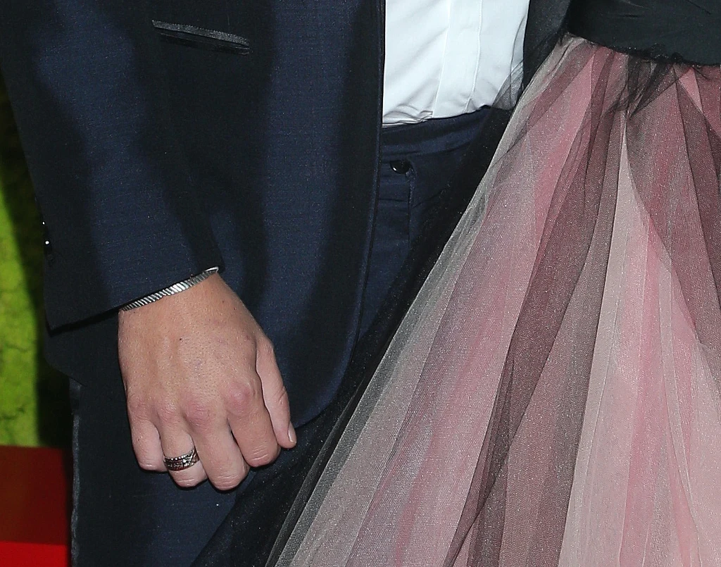 Na zeszłorocznych fotkach Piotr ma obrączkę