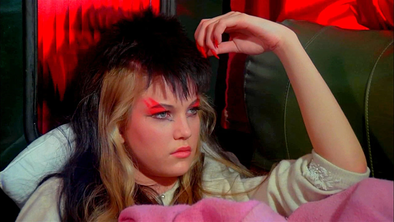 Diane Ladd wspiera córkę od samego początku jej kariery. Nie miała nawet nic przeciwko udziałowi 12-letniej Laury w punkrockowym musicalu "Ladies and Gentlemen, the Fabulous Stains" (1982).

Na potrzeby tego filmu musiałam ufarbować połowę głowy na czarno, a drugą połowę na biało - wspomina Dern. - Grali w nim również dwaj członkowie Sex Pistols. Kiedy po raz pierwszy zjawiłam się na planie, wyglądałam jak Alicja w Krainie Czarów - a po zakończeniu zdjęć, kiedy trzeba było wracać do szkoły, musiałam ogolić sobie połowę głowy. Można powiedzieć, że tą rolą przekroczyłam próg dorosłości. Co ciekawe, po jej zagraniu czułam się nawet bardziej niewinna niż wcześniej...
 