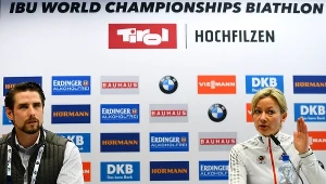 Sekretarz generalny Międzynarodowej Unii Biathlonowej Nicole Resch (z prawej) i przedstawiciel policji Vincenz Kriegs-Au na specjalnej konferencji po nalocie na hotel Kazachów