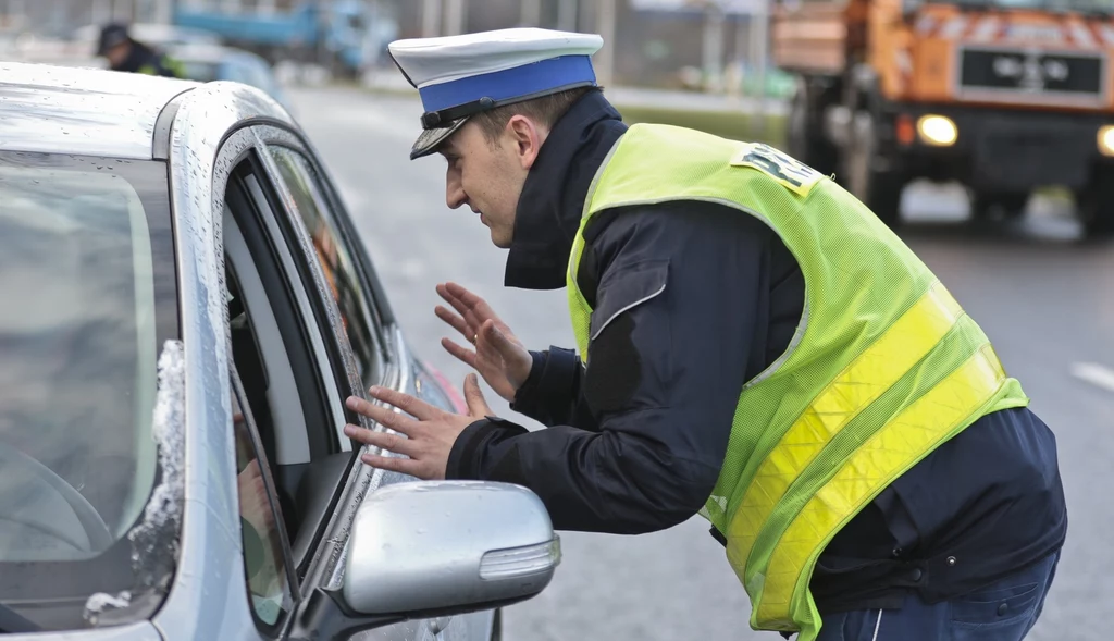 Policjanci zwykle bywają pobłażliwi na tłumaczenia zatrzymanych kierowców, ale wdawanie się z nimi w dyskusję może mieć przykre konsekwencje