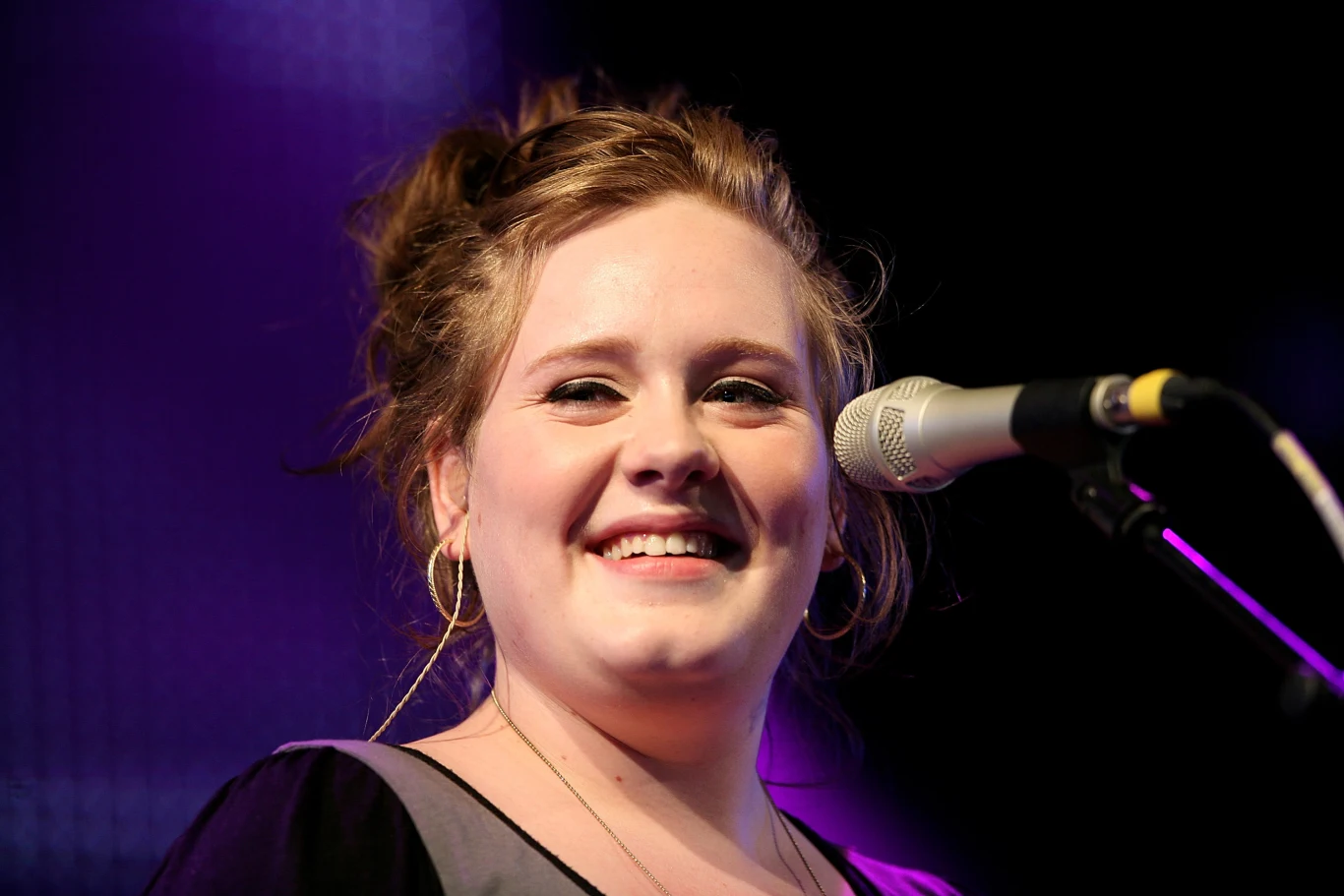 Adele karierę muzyczną rozpoczęła w 2006 roku. Dwa lata później ukazał się jej debiutancki album "19". Zarówno ta płyta, jak dwie następne - "21" oraz "25 - stały się bestsellerami. Każda z nich rozeszła się w milionach egzemplarzy na całym świecie. Na zdjęciu Adele w 2008 roku