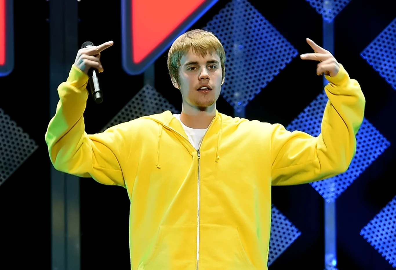 Przemianę słodkiego chłopaka w buntowniczego nastolatka, a następnie dorosłego mężczyznę śledziły miliony osób na całym świecie. Dziś Bieber ma miliony fanek na całym świecie, a co jakiś czas plotkuje się o jego romansach z modelkami, aktorkami i wokalistkami. Na zdjęciu Justin Bieber w 2016 roku