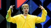 Przemianę słodkiego chłopaka w buntowniczego nastolatka, a następnie dorosłego mężczyznę śledziły miliony osób na całym świecie. Dziś Bieber ma miliony fanek na całym świecie, a co jakiś czas plotkuje się o jego romansach z modelkami, aktorkami i wokalistkami. Na zdjęciu Justin Bieber w 2016 roku