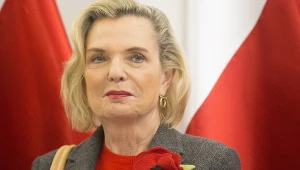 Kandydatka PiS Anna Maria Anders, która ostatecznie mandat zdobyła, uczestniczyła wtedy w Archiwum Państwowym w Suwałkach w otwarciu wystawy "Armia Skazańców" poświęconej jej ojcu - gen. Władysławowi Andersowi