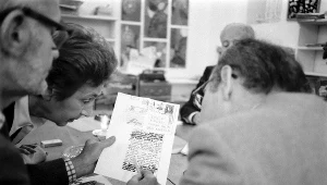 Zespół "Kultury" odczytuje ocenzurowany list z Polski, datowany 17.12.1981 r. Na zdjęciu: Konstanty "Kot" Jeleński, Zofia Hertz i Jerzy Giedroyc