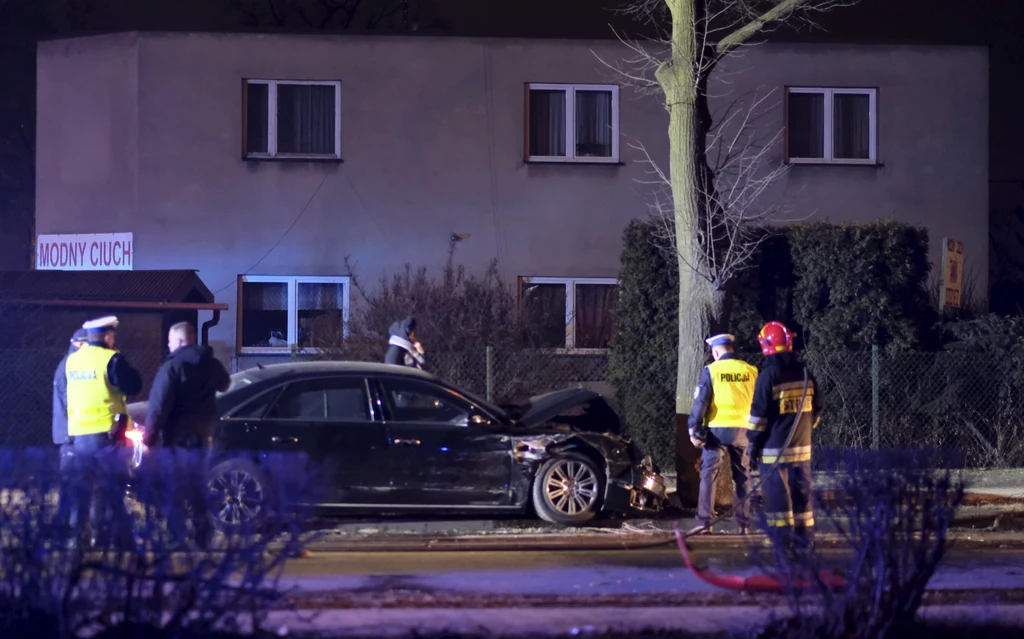 Rzecznik małopolskiej policji nie ujawnił, jak 21-letni kierowca fiata seicento, który uderzył w wyprzedzający go samochód premier, tłumaczył wypadek. 