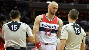 Marcin Gortat rozmawia z sędziami
