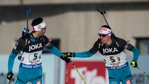 Martin Fourcade (z lewej) podczas zmiany w wyścigu mieszanej sztafety