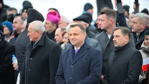 Pezydent Andrzej Duda (C), minister energii Krzysztof Trzórzewski (L) i przewodniczący NSZZ "Solidarność" Piotr Duda (P) podczas uroczystego otwarcia ronda im. Zbigniewa Romaszewskiego