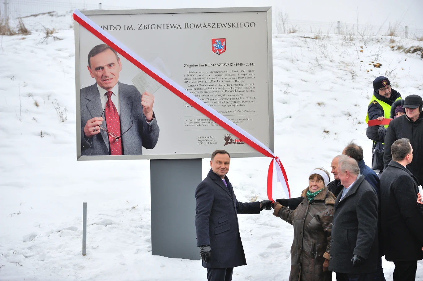 Pezydent Andrzej Duda (C) i wdowa po senatorze Romaszewskim Zofia Romaszewska (centrum-P) podczas uroczystego otwarcia ronda im. Zbigniewa Romaszewskiego