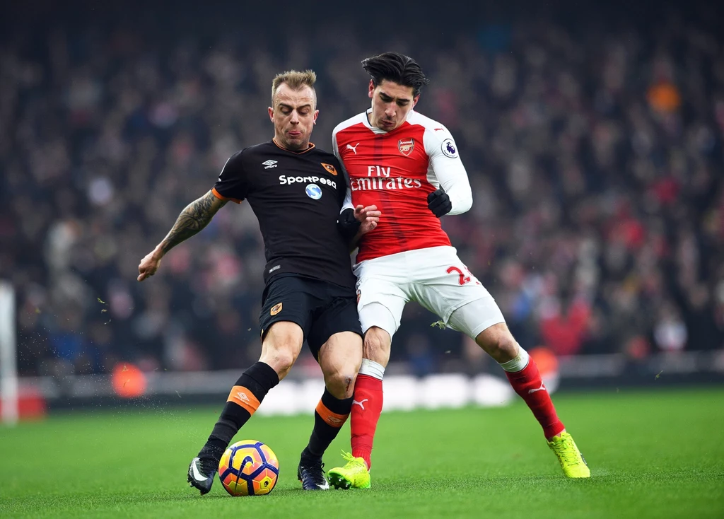 Kamil Grosicki w starciu z Hectorem Bellerinem z Arsenalu.