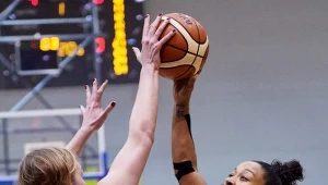 Koszykarka Basketu 90 Gdynia Carolyn Swords (L) i Sharnee Zoll (P) z 1KS Ślęzy Wrocław