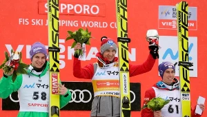 Andreas Wellinger (z lewej), Kamil Stoch (w środku) i Stefan Kraft na podium w Sapporo