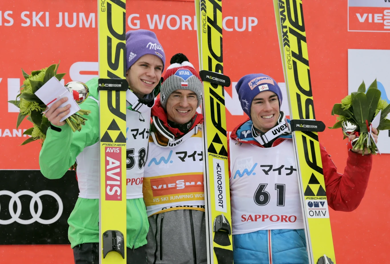 Andreas Wellinger (z lewej), Kamil Stoch i Setfan Kraft