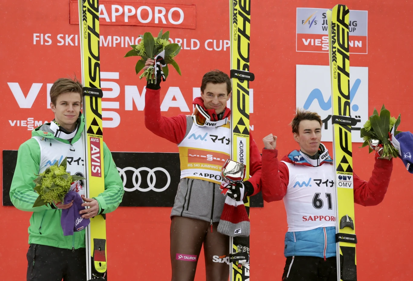 Andreas Wellinger (z lewej), Kamil Stoch i Setfan Kraft