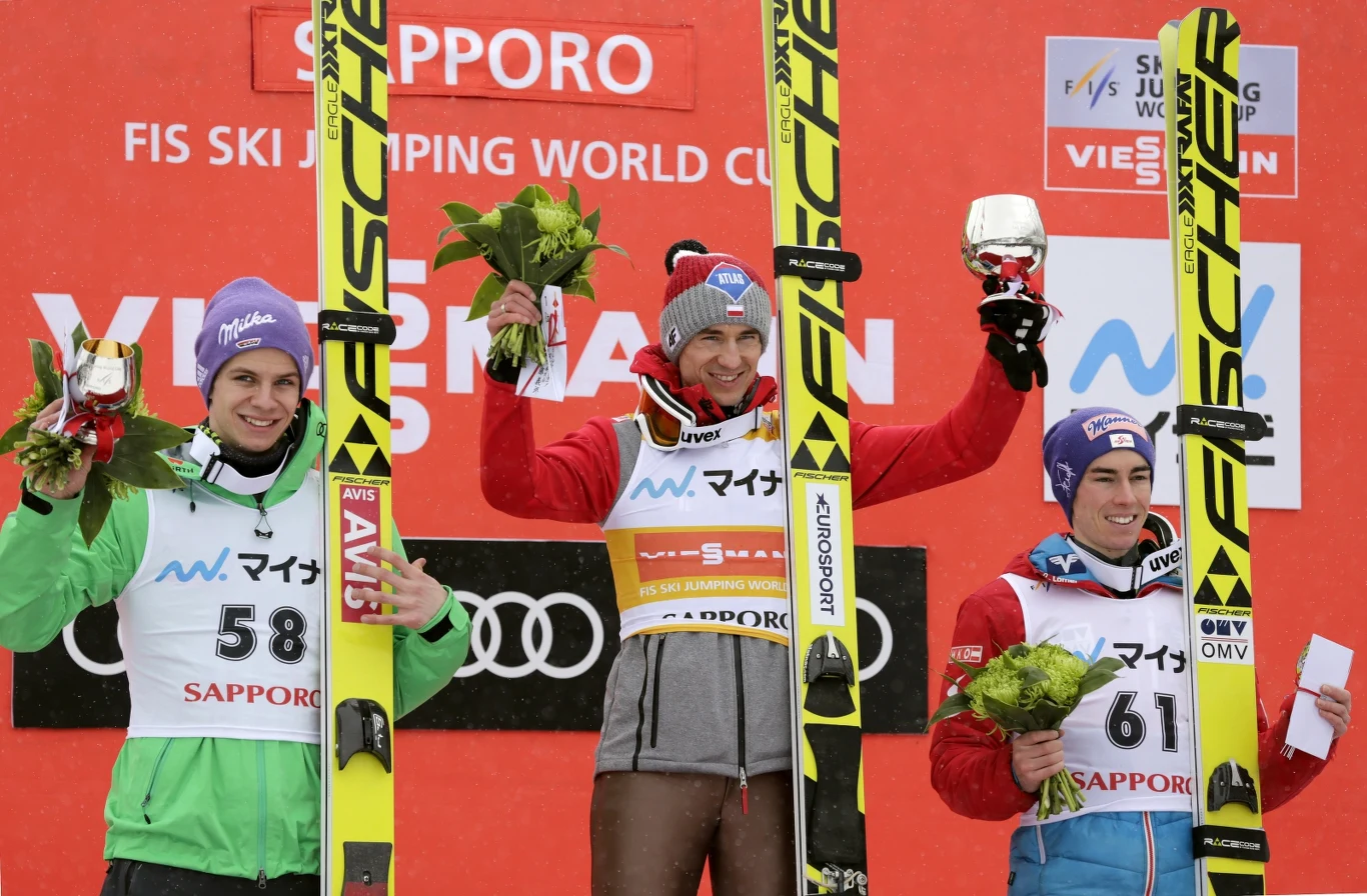 Andreas Wellinger (z lewej), Kamil Stoch i Setfan Kraft