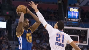 Kevin Durant (z lewej) w starciu z Andre Robersonem (z prawej)